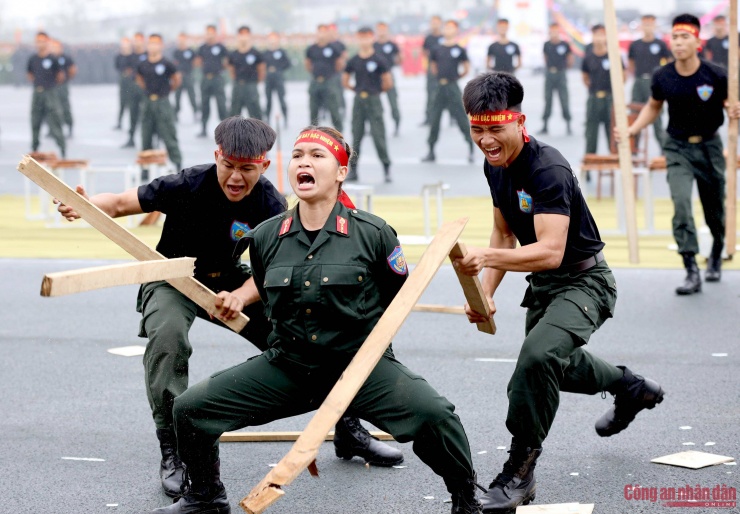 Trung sĩ A Đát H’ Thuỷ, Tiểu đoàn Cảnh sát Đặc nhiệm số 3 (Bộ Tư lệnh CSCĐ) với phần biểu diễn võ thuật, khí công dùng tay và chân đỡ đòn đánh khiến những khúc gỗ gãy đôi. 