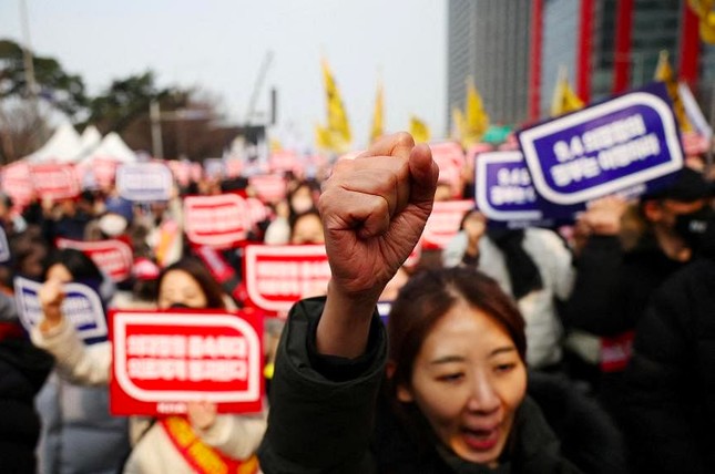 Các bác sĩ Hàn Quốc biểu tình ở Seoul ngày 3/3. (Ảnh: Reuters)