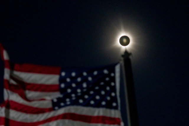 Nhật thực trên đỉnh một ngọn cờ Mỹ - Ảnh: REUTERS