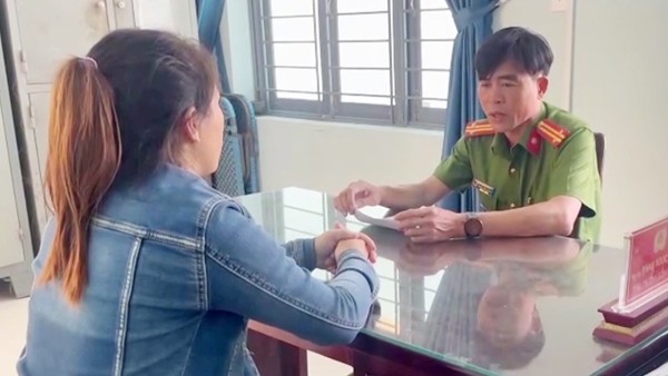 Công an xã Bình Dương, huyện Bình Sơn làm việc với Trần Thị Hoa báo tin giả bị bắt cóc con tống tiền.