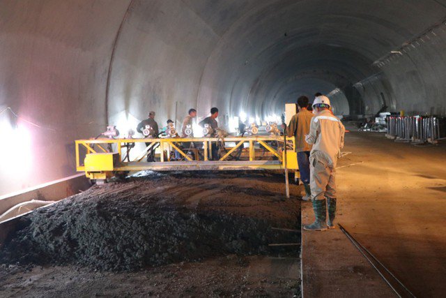 Các đơn vị đã rải thảm được hơn 700m trên tổng 1.131m chiều dài của hầm.