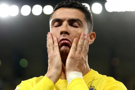 Ronaldo gây thất vọng: Giở thói xấu chơi bị đuổi khỏi sân, dọa đấm trọng tài