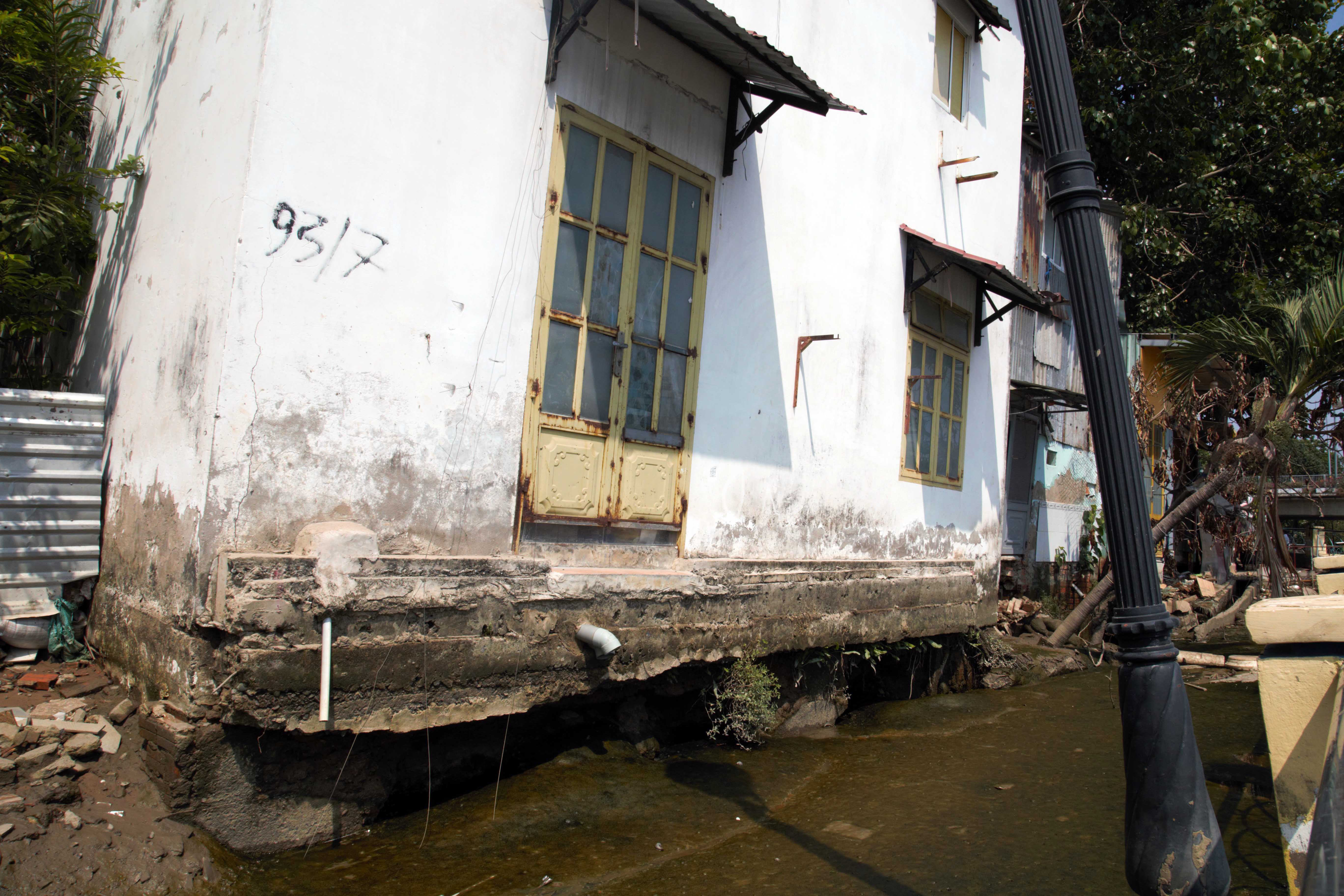 Bờ kênh Thanh Đa bị nước xé toạc: Ngủ không dám đóng cửa vì lo “hà bá” nuốt nhà - 5