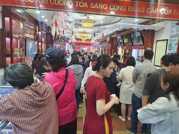 Hàng trăm người xếp hàng mua vàng tại một cửa hàng trên phố Trần Nhân Tông (Hà Nội) chiều ngày 9/4/2024.