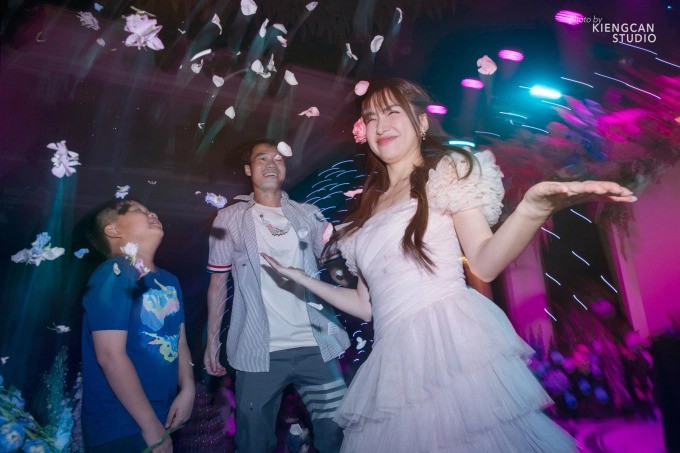 Văn Toàn, Hòa Minzy cùng song ca và khuấy động không khí vui vẻ trong tiệc cưới Quang Hải