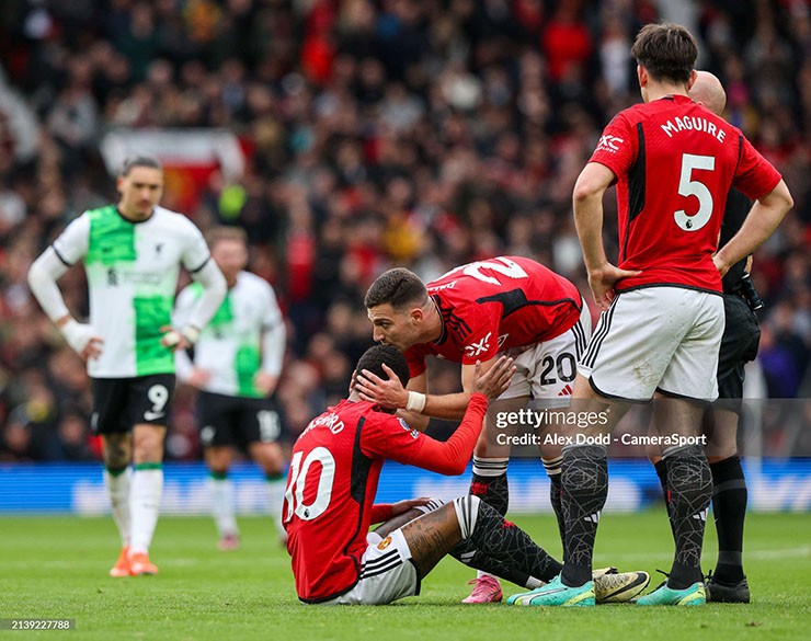 Đồng đội an ủi Rashford