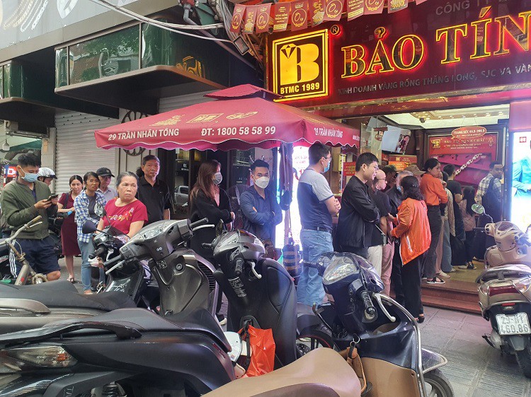 Tại một số cửa hàng vàng lớn trên phố Trần Nhân Tông (Hai Bà Trưng, Hà Nội), người dân đứng xếp thành hàng dài chờ mua bán.