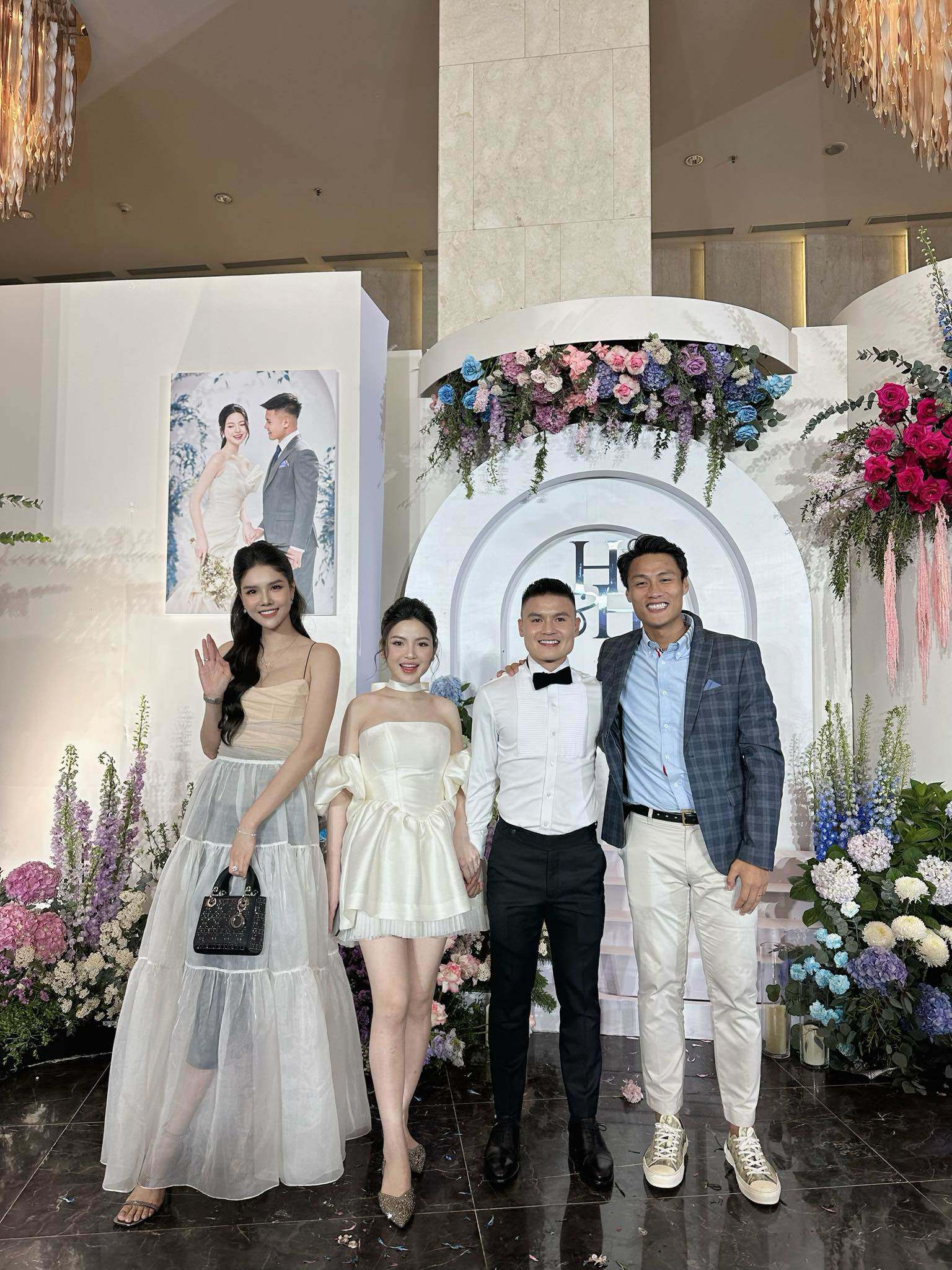 Kỳ Hân (ngoài cùng bên trái) vấp phải tranh cãi vì chiếc váy “thị phi” trong đám cưới Quang Hải - Chu Thanh Huyền