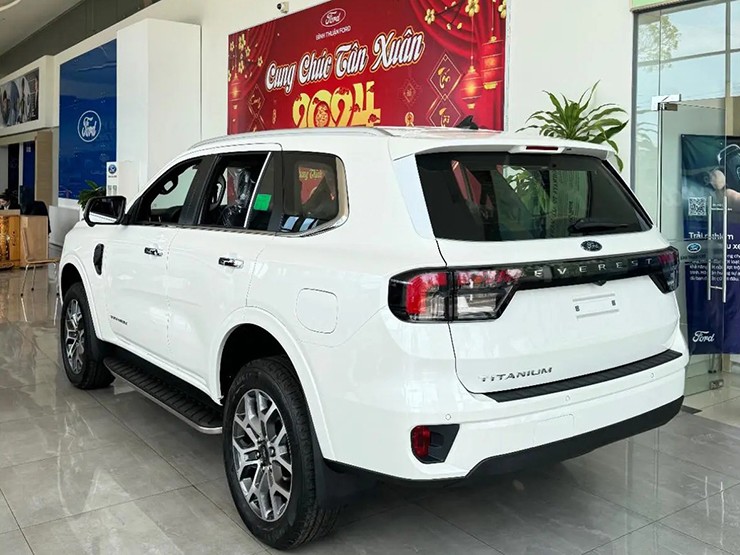 Ảnh thực tế Ford Everest 2024 tại đại lý Việt Nam, cắt giảm một số trang bị - 2