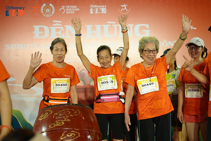 Ba chị em ruột ở độ tuổi U90 tham dự giải marathon Đền Hùng 2024