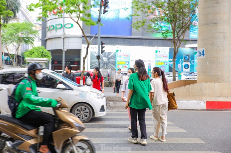 Theo ghi nhận của PV, tại các điểm có lắp đèn tín hiệu giao thông dành cho người đi bộ trên các tuyến đường, phố như: Xuân Thủy, Láng Hạ, Đinh Tiên Hoàng.., ít người dân sử dụng khi sang đường.