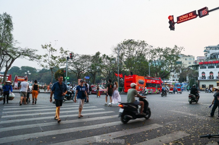 Hệ thống đèn ưu tiên cho người đi bộ tại khu vực trước cửa bưu điện Hà Nội vẫn hoạt động bình thường. Tuy nhiên, khi hệ thống đèn báo hoạt động, dòng xe máy, ô tô vẫn bất chấp lao qua và không nhường đường cho người đi bộ.