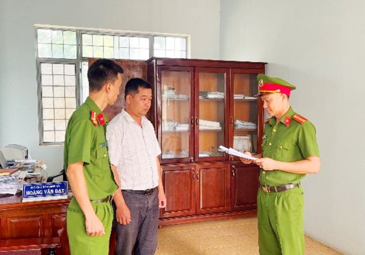 Công an công bố lệnh bắt tạm giam ông Hoàng Văn Đạt, Phó Chủ tịch UBND xã Ngok Wang. Ảnh: CA.