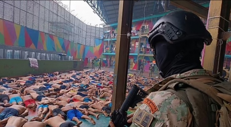 Một bức ảnh do Lực lượng Vũ trang Ecuador cung cấp cho thấy, các binh sĩ Thủy quân lục chiến thực hiện một chiến dịch sau cuộc bạo loạn tại Nhà tù Khu vực Litoral ở Guayaquil, ngày 8/1/2023. Ảnh: Daily Mail.