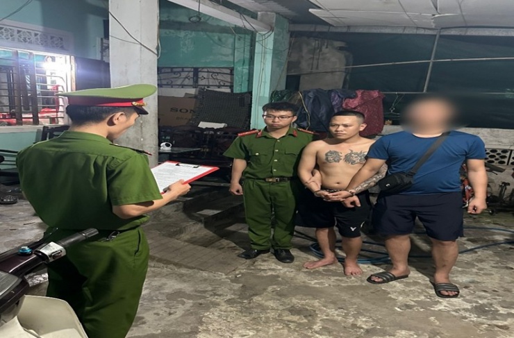 Công an thị xã Ba Đồn, Công an Quảng Bình đọc lệnh khám xét chỗ ở nơi đối tượng Trần Thanh Hải cất giấu 192 viên ma tuý tổng hợp.