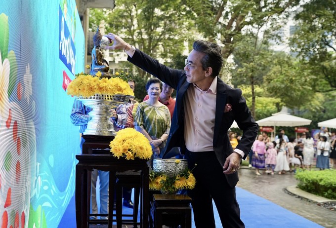 Đại sứ Nikorndej Balankura thực hiện nghi lễ tắm tượng tại sự kiện Vui Tết Songkran 2024 tại Hà Nội, hôm 7/4. Ảnh: Phương Anh
