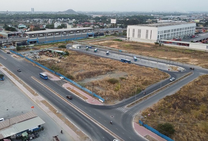 Đường số 13 (bên trái) đã hoàn tất nâng cấp giúp xe thuận tiện ra vào bến Miền Đông mới trong khi đường Hoàng Hữu Nam chưa được mở rộng gây ách tắc. Ảnh: Gia Minh