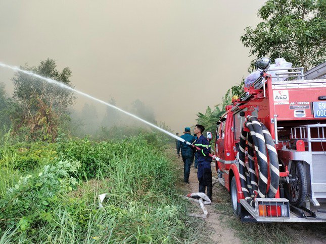 Ngay khi phát hiện đám cháy, khoảng 200 lực lượng của Bộ Chỉ huy Quân sự tỉnh, huyện phối hợp cùng lực lượng Cảnh sát Phòng cháy chữa cháy và cứu hộ cứu nạn tỉnh và lực lượng tại chỗ của địa phương khẩn trương khống chế đám cháy.