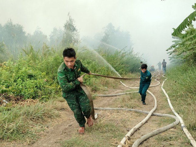 Hiện, chính quyền địa phương đã họp dân cách hiện trường vụ cháy khoảng 3km để triển khai phương án ứng phó, sẵn sàng di dời nếu có tình huống xấu xảy ra.