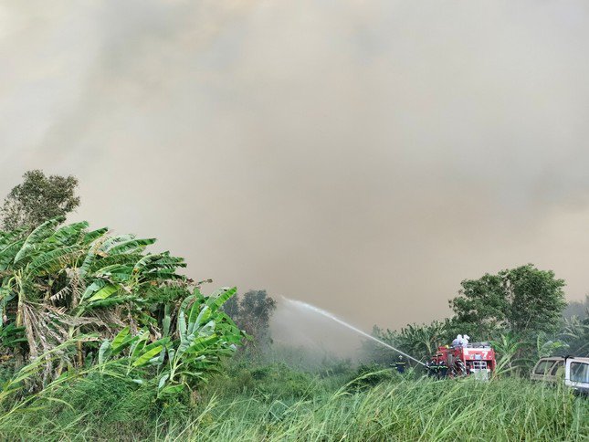 Ông Phan Hoàng Vũ - Giám đốc Sở Nông nghiệp và Phát triển nông thôn tỉnh Cà Mau cho biết, hiện tại lực lượng chữa cháy chưa thể khống chế được ngọn lửa tại khu vực rừng 40ha do gió lớn, nắng gắt.