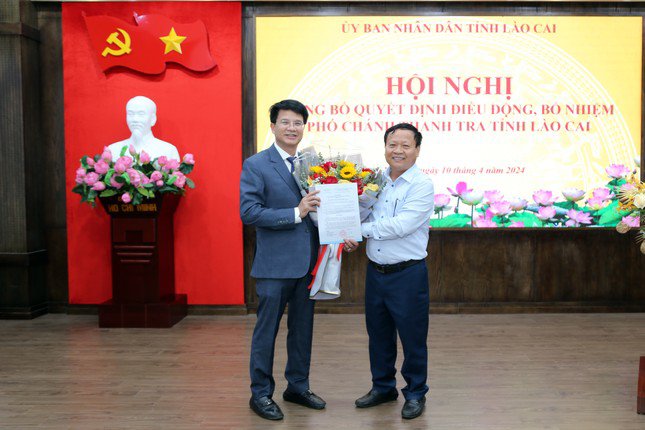 Ông Nguyễn Trọng Hài (phải), Phó Chủ tịch UBND tỉnh Lào Cai trao quyết định và tặng hoa chúc mừng tân Phó Chánh thanh tra tỉnh.