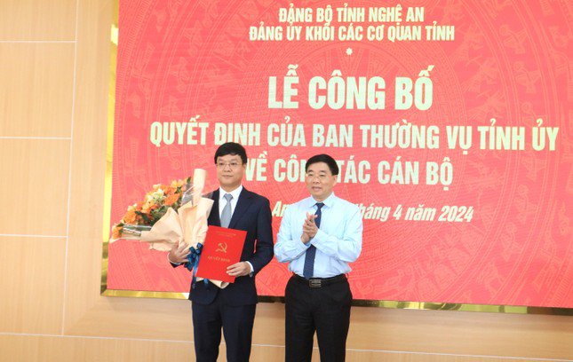 Ông Nguyễn Văn Thông - Phó Bí thư Thường trực Tỉnh ủy Nghệ An trao quyết định và tặng hoa chúc mừng tân Bí thư Đảng ủy Khối các cơ quan tỉnh.