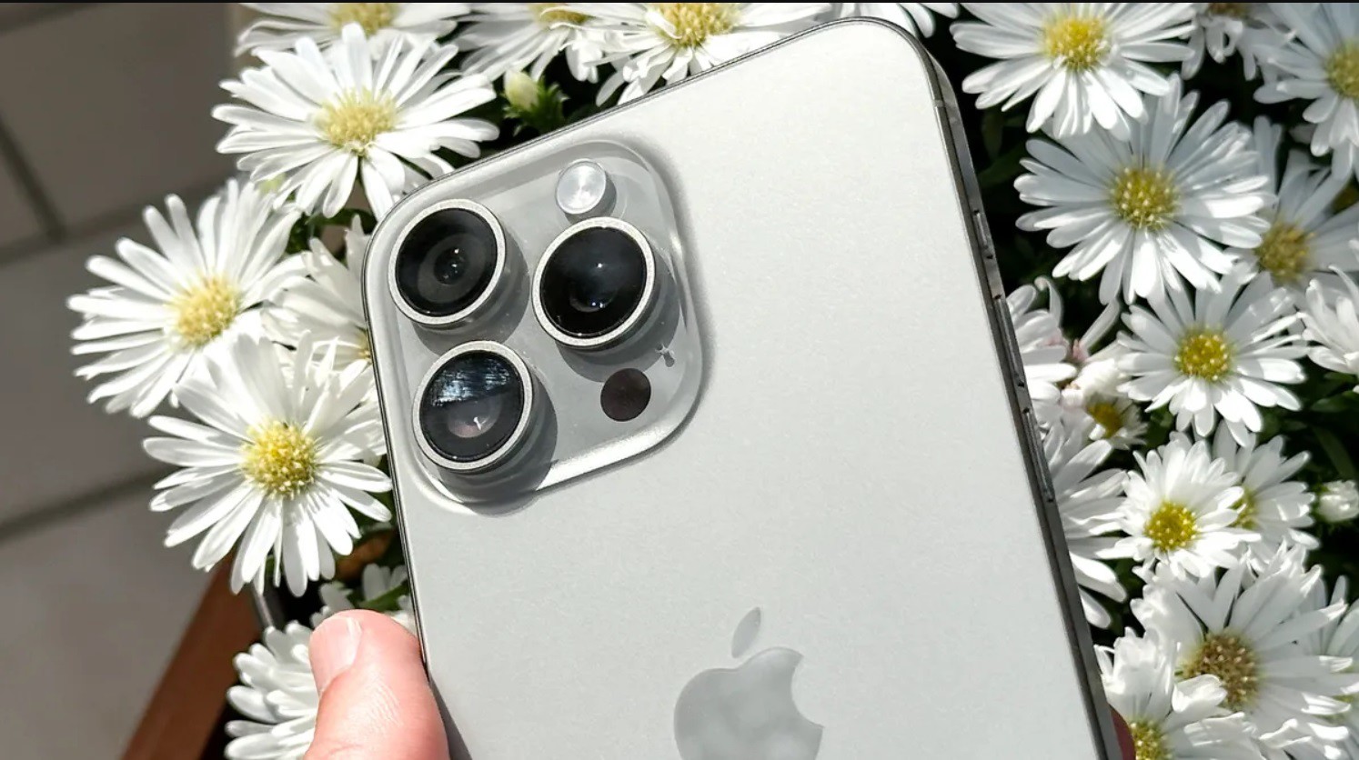 Cận cảnh camera iPhone 15 Pro Max.