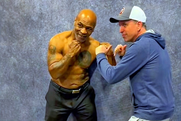 Nóng nhất thể thao trưa 10/4: Mike Tyson cởi trần giao lưu boxing với fan - 1