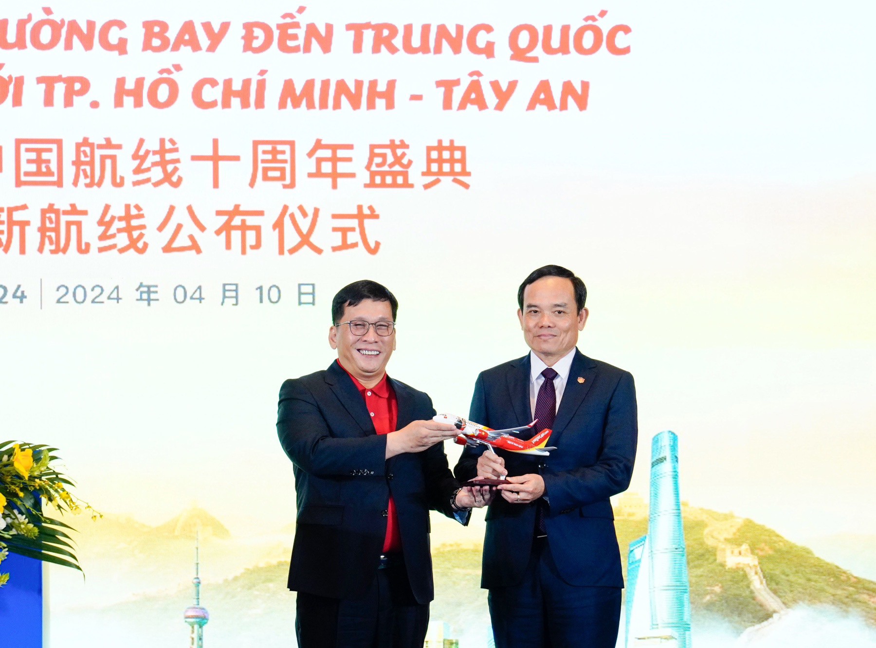Phó Thủ tướng Trần Lưu Quang chúc mừng Vietjet với đường bay mới