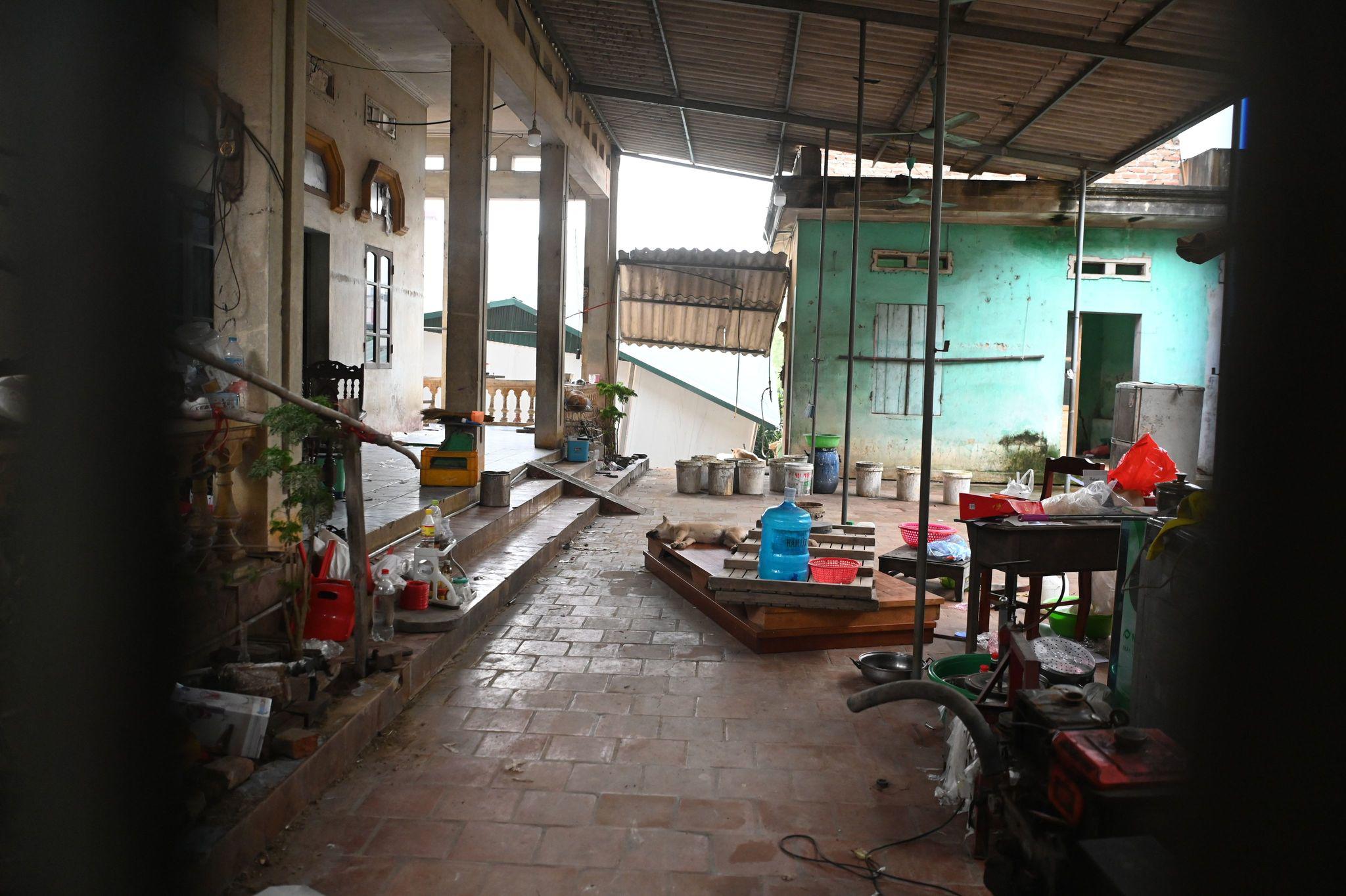 Nhiều gia đình không kịp di dời tài sản. Họ lo sợ&nbsp;quay lại chuyển đồ,&nbsp;nếu&nbsp;xảy ra sự cố thì sẽ không xử lý kịp.