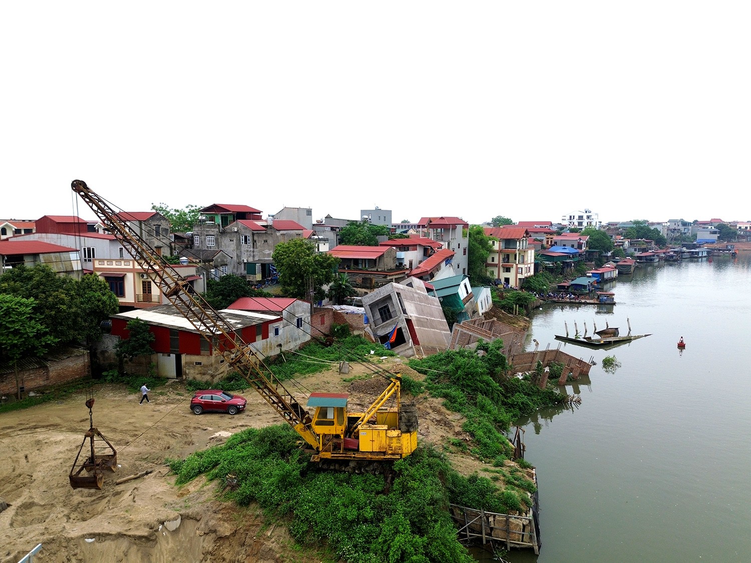 Ngay sau đó, chính quyền địa phương đã di dời nhiều hộ dân ở khu vực nguy hiểm ra nơi khác sinh sống để đảm bảo an toàn.