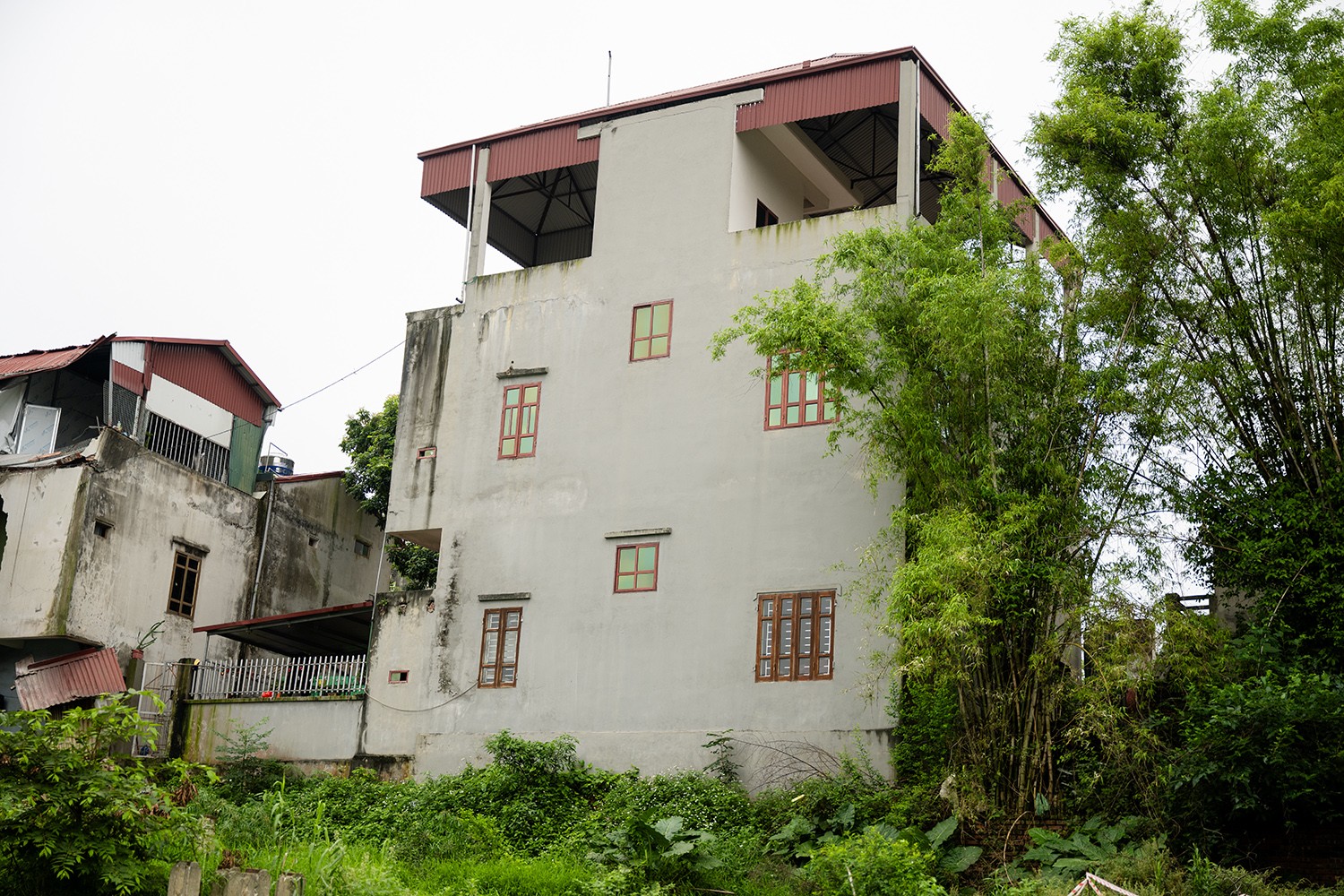 Ngôi nhà 3 tầng của gia đình chị Trịnh Thị Trường chưa bị sạt lở nhưng nằm trong vùng nguy hiểm, đã được chính quyền di dời.