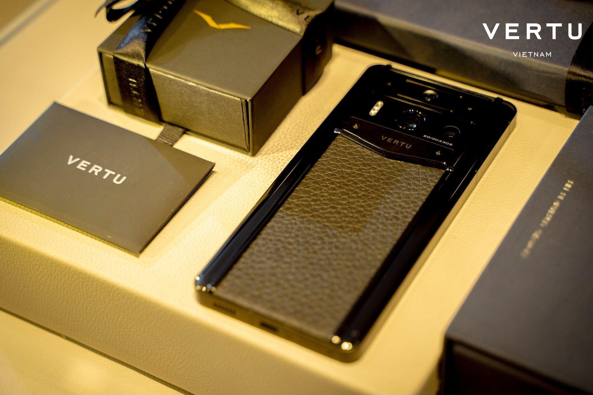 Mỗi chiếc điện thoại của Vertu đều được chế tác thủ công tỉ mỉ bởi những nghệ nhân hàng đầu thế giới.