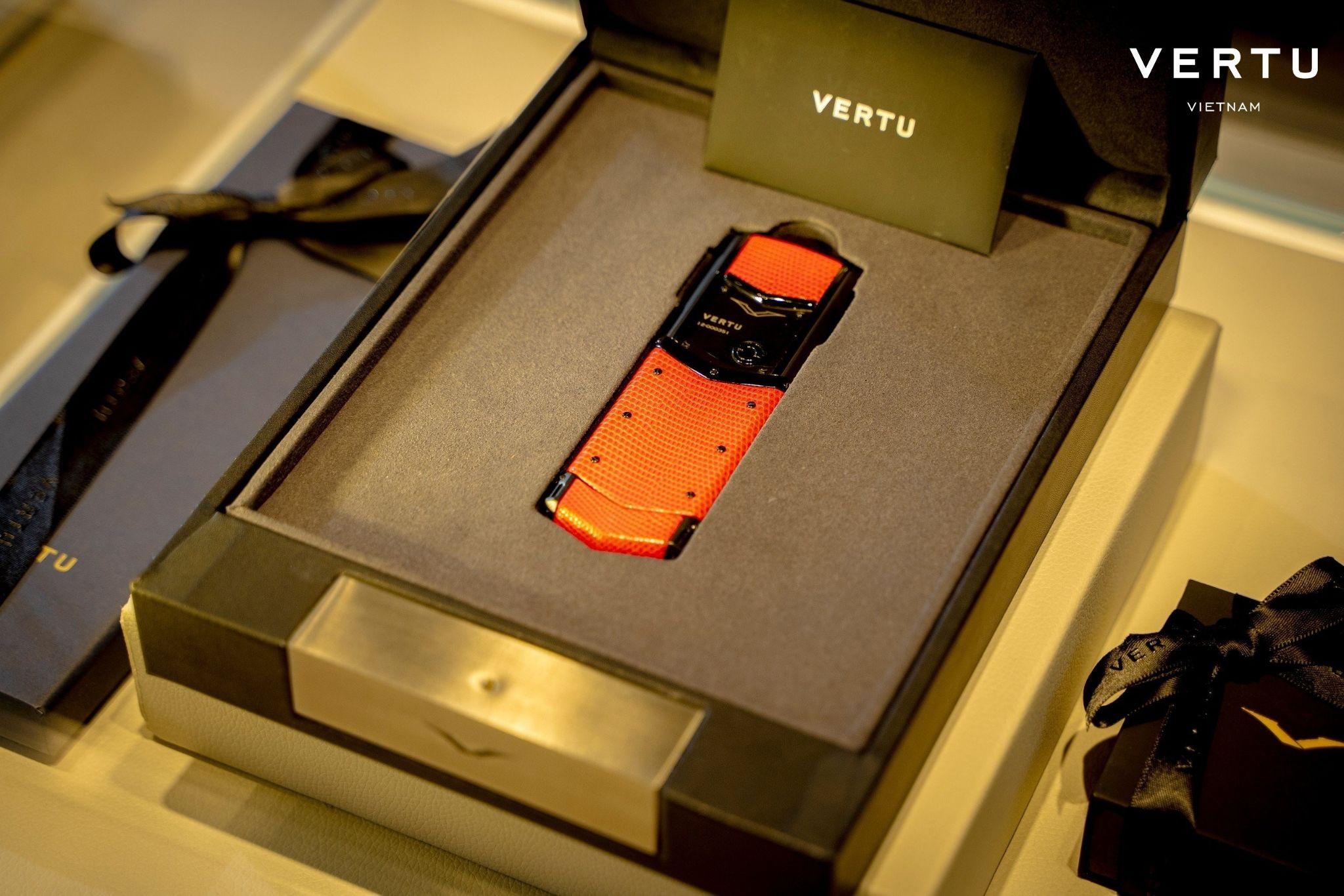 Mỗi chiếc điện thoại Vertu đều được ví như một tác phẩm nghệ thuật bởi sự công phu, tỉ mỉ của các nghệ nhân.