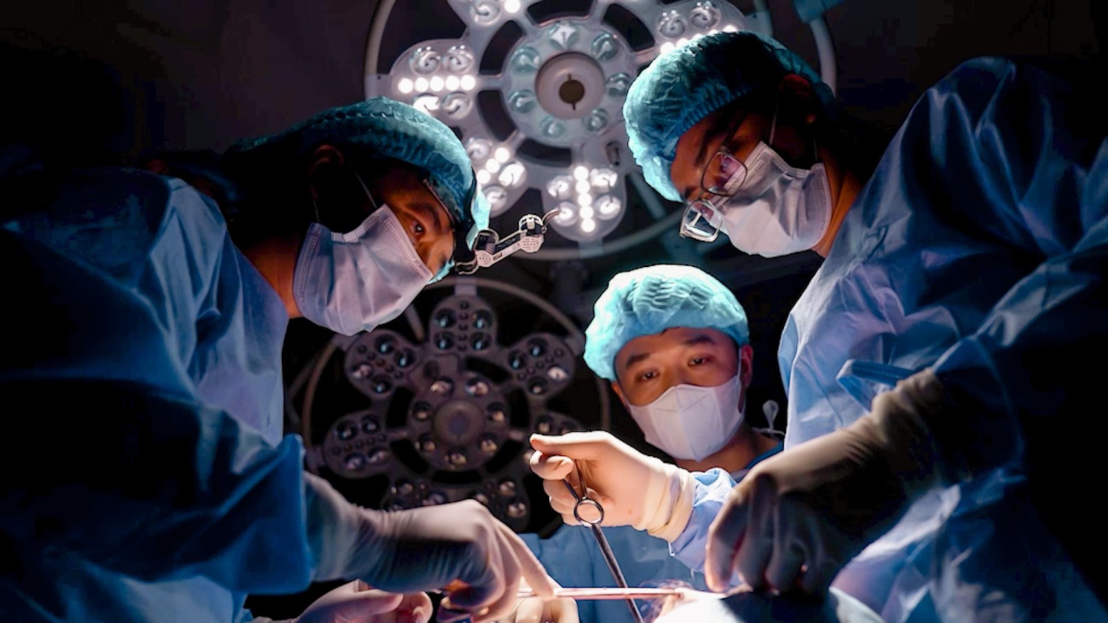 Ekip bác sĩ Kangnam thực hiện phẫu thuật cho Thu Hường