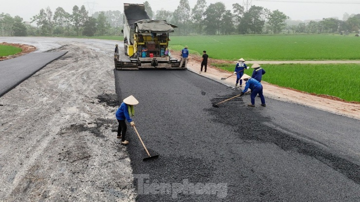 Theo ghi nhận của PV Báo Tiền Phong, trong ngày 10/4, một số hạng mục còn lại đang được công nhân và phương tiện máy móc khẩn trương hoàn thiện.