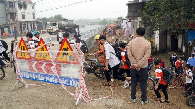 Các em học sinh và người dân hai bên bờ sông cầu đang ngóng chờ từng ngày cho tuyến đường đưa vào sử dụng.