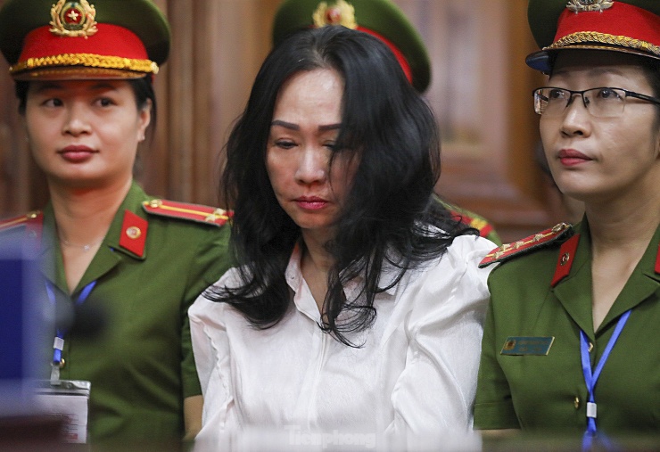 Bà Trương Mỹ Lan khá mệt mỏi khi được dẫn giải vào bên trong phòng xét xử.
