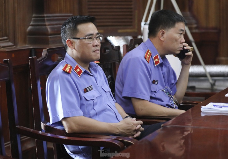 Đối đáp ý kiến của luật sư, đại diện viện kiểm sát cho rằng truy tố bà Trương Mỹ Lan về tội tham ô là có cơ sở.