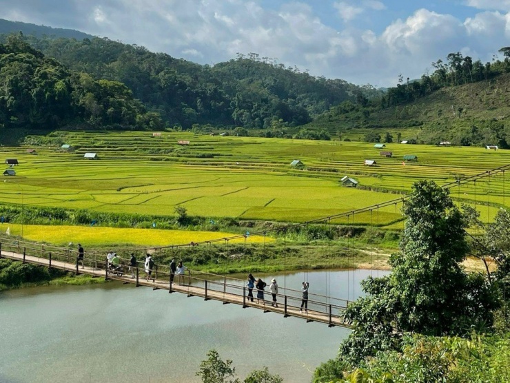 Đi trên cầu Kon Tu Rằng, ngắm nhìn cảnh đẹp thiên nhiên Măng Đen mà cứ ngỡ như ở Tây Bắc. Ảnh: NGỌC HƯƠNG.