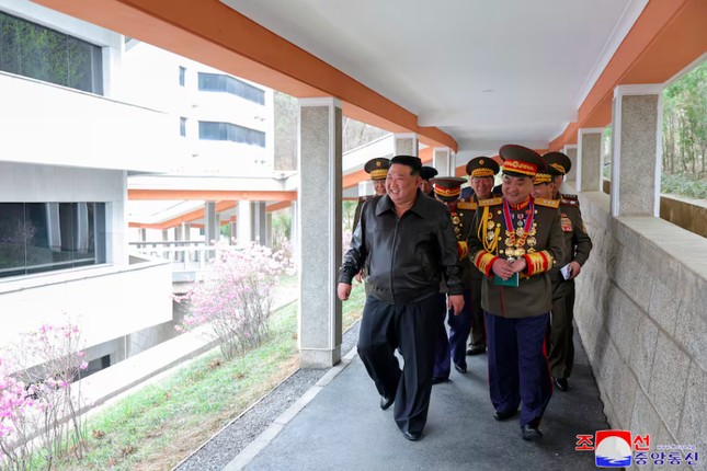 Ông Kim Jong Un thăm Đại học Quân sự và Chính trị Kim Jong Il ngày 10/4. (Ảnh: KCNA)