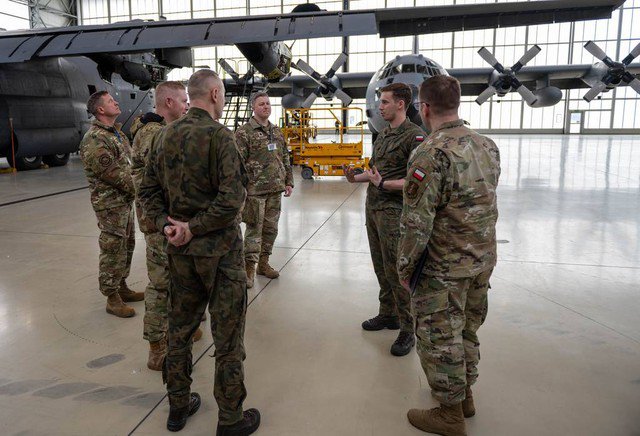 Binh sĩ Mỹ thảo luận cùng binh sĩ Ba Lan tại một căn cứ quân sự ở Ba Lan ngày 25-3. Ảnh: Không quân Vệ binh Quốc gia Mỹ