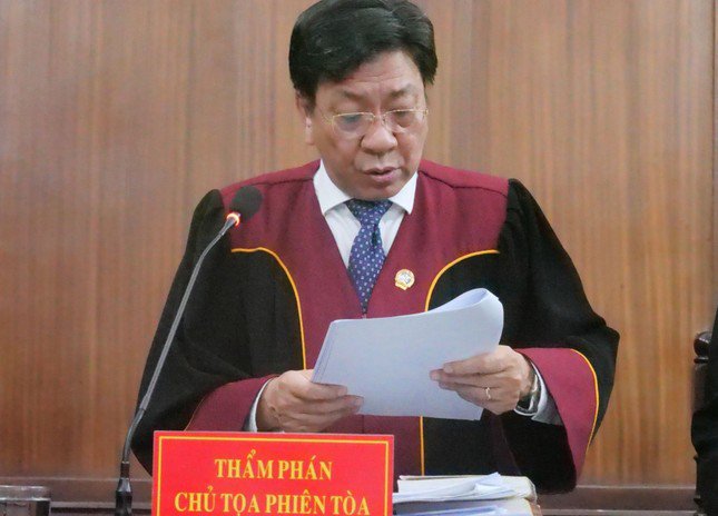 Thẩm phán Phạm Lương Toản - chủ tọa phiên tòa, thay mặt HĐXX tuyên án. Ảnh: Thỏ Mộc