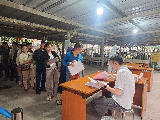 Cán bộ tại Chi nhánh Văn phòng đăng ký đất đai quận Hà Đông kiểm tra hồ sơ của công dân trước khi thực hiện thủ tục hành chính về đất đai.
