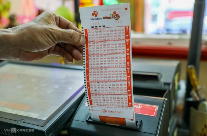 Người dân mua vé số Vietlott tại một cửa hàng trên đường Xô Viết Nghệ Tĩnh (quận Bình Thạnh, TP HCM), tháng 5/2020. Ảnh: Quỳnh Trần