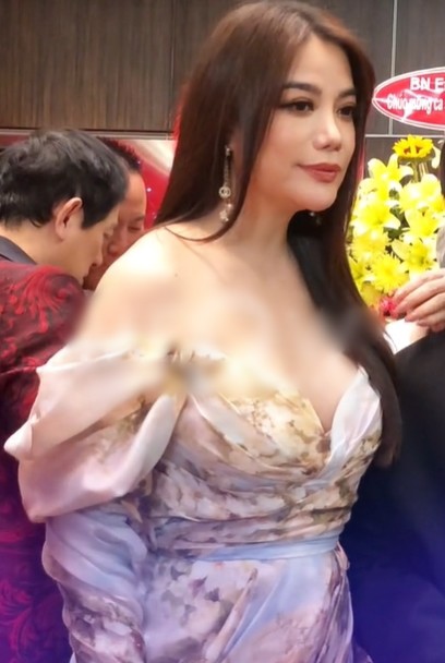 Trương Ngọc Ánh diện mốt váy khoe thềm ngực khi xuất hiện trong một sự kiện mới. 