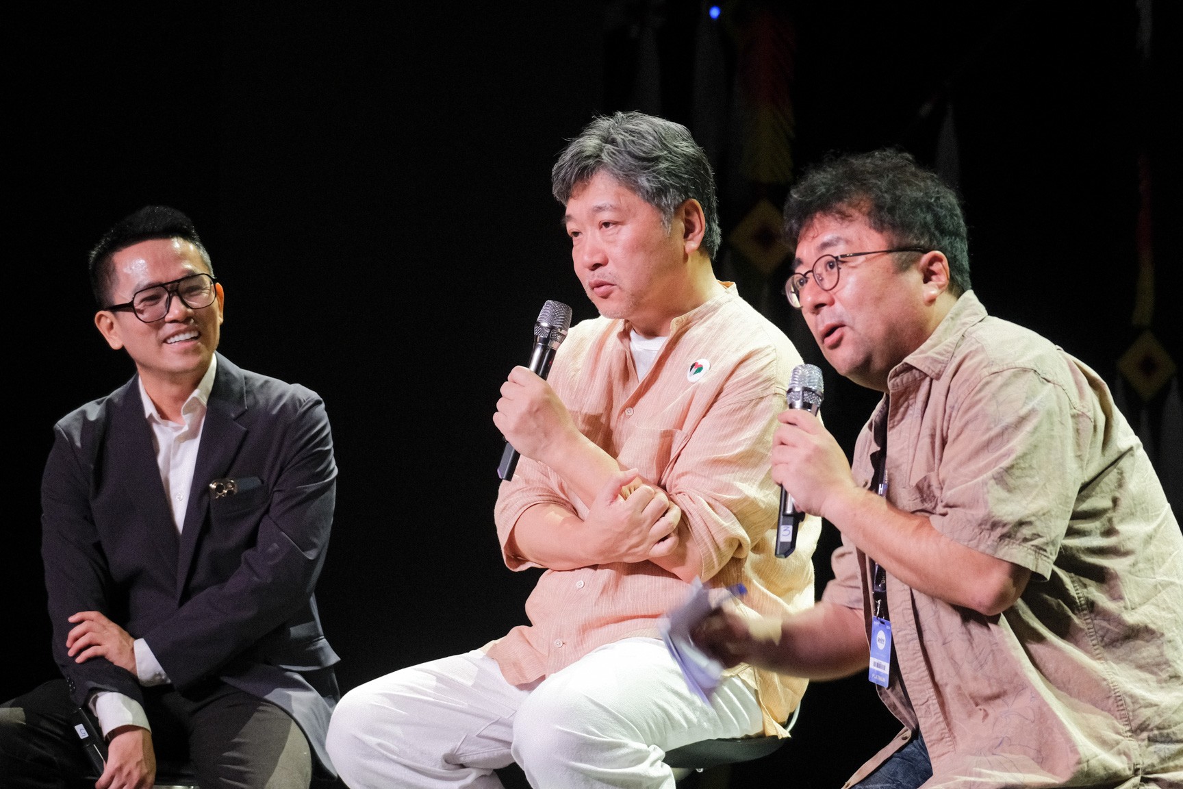 Đạo diễn Kore-eda Hirokazu thừa nhận không hẳn vui hay sung sướng khi tham gia Liên hoan phim Cannes.