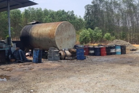 Cảnh sát đột nhập điểm tái chế nhớt thải giữa rừng, thu giữ hơn 11.000 lít nhớt các loại
