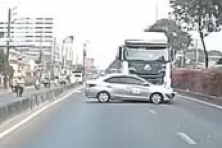 Clip: Chạy "bất ổn", xe container ủi ô tô tập lái hàng chục mét