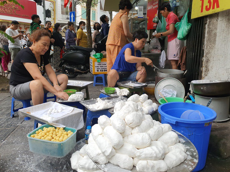 Tại các khu chợ truyền thống hay chợ mạng, bánh trôi, bánh chay cũng được bày bán khắp nơi với giá từ 10-15 nghìn đồng/suất. Nhiều người còn lựa chọn mua nguyên liệu&nbsp;với giá 20-25 nghìn đồng/kg bột nếp, đường phên từ 20-25 nghìn đồng/kg, đỗ xanh 50 nghìn đồng/kg…về tự làm tại nhà để cúng tổ tiên vào ngày Tết Hàn thực.